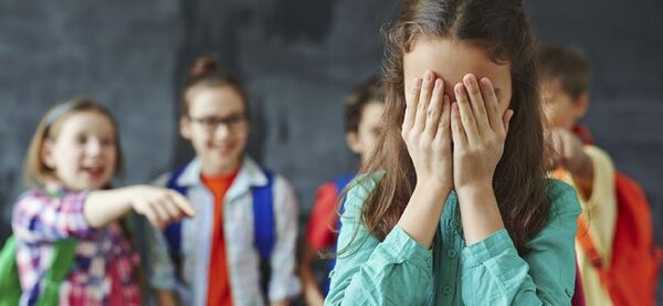 Diario HOY | Madre denuncia que su hija sufre de bullying y se encadena