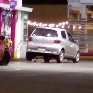 Paraguayo en Argentina inclinó su auto para que entre más combustible - Radio Imperio