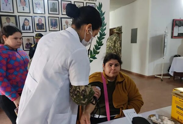Cañonero Paraguay en Villa del Rosario: jornada de vacunación y atención médica a pobladores - Nacionales - ABC Color