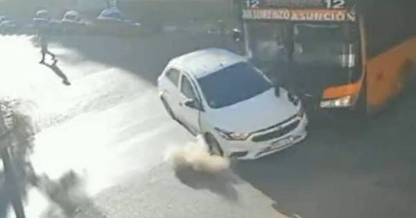 La Nación / Joven sigue en estado delicado tras grave accidente en Asunción