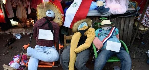 Comerciantes del Mercado 4 se vieron en vueltos en pol茅mica por uso de nombres pol铆ticos en los judas k谩i聽 - Revista PLUS