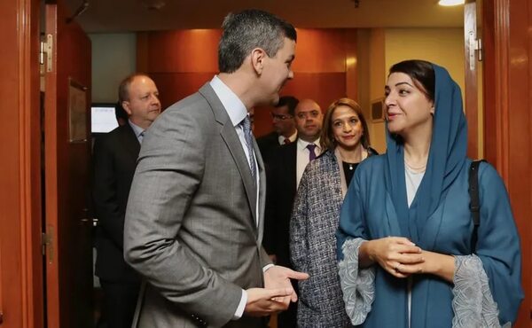 Santiago Peña se reúne con ministra de Emiratos Árabes y afirma que captaron el “interés” para posibles inversiones - Política - ABC Color