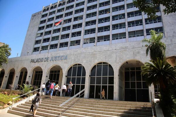 Diario HOY | Contraloría investiga a 121 jueces y fiscales: deben demostrar si ingresos corresponden a sus bienes