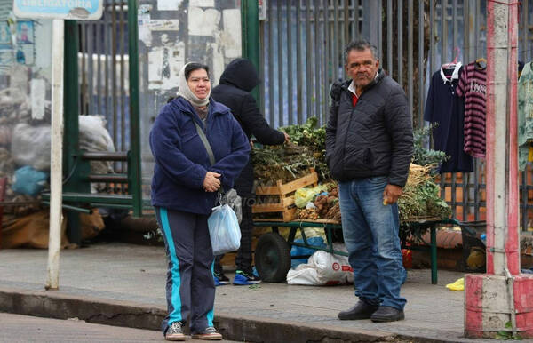 Pasajeros y el calvario de esperar micro en el frío: "los directores se rascan las bo..."