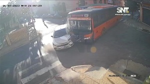 Choque en el microcentro: Joven accidentada en delicado estado - SNT