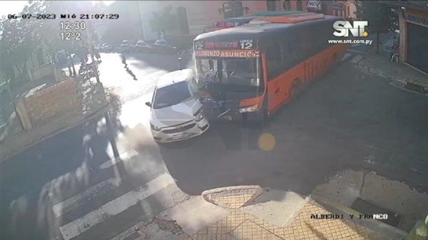 Choque en el microcentro: Joven accidentada en delicado estado - SNT
