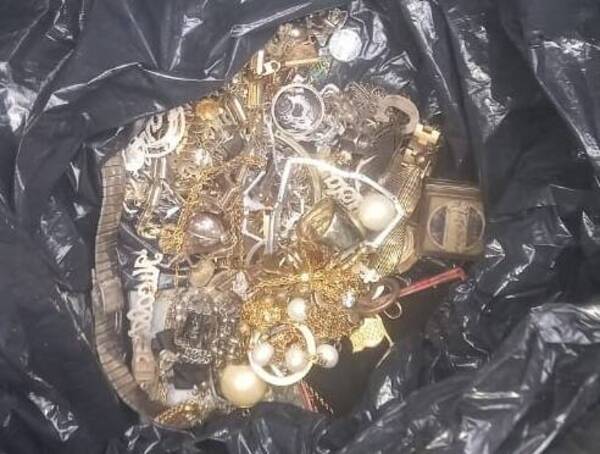 ¿Un tesoro? Encontraron joyas en una casa deshabitada