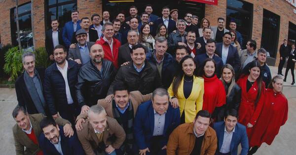 La Nación / Santiago Peña se reúne con diputados colorados electos apuntando a la unidad legislativa