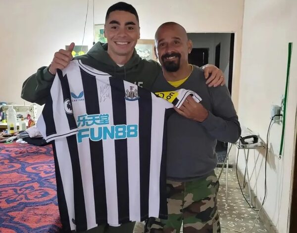 Almirón regaló su camiseta a un vecino que le había prestado un traje para la fiesta de 15 de su actual esposa - Gente - ABC Color