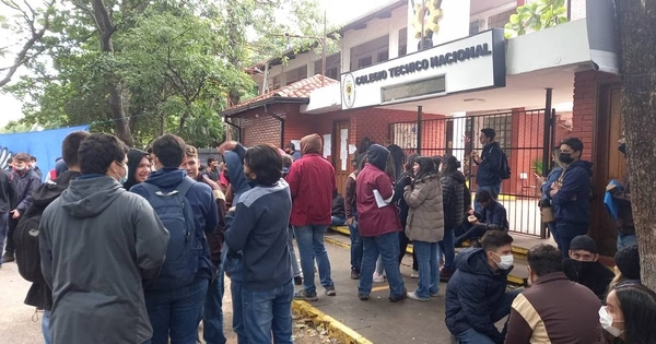 Diario HOY | Ministerio de Educación pide flexibilizar exigencia de uniformes ante llegada del frío