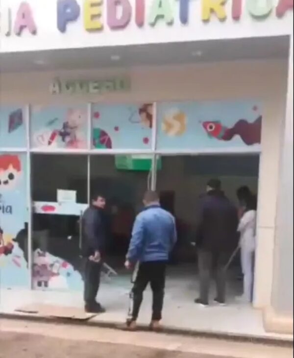 Niño al mando de un vehículo choca contra el Hospital de Caaguazú - Nacionales - ABC Color