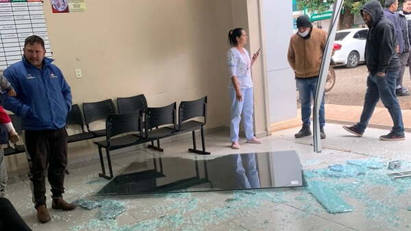 Un niño arrancó el auto y chocó en el hospital de Caaguazú - Noticiero Paraguay