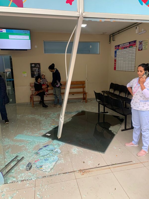 Niño manipulaba un vehículo y terminó chocando contra una pared de blindex | 1000 Noticias