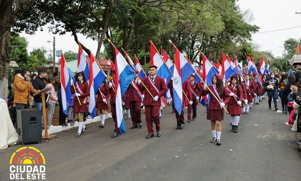 Remansito homenajeó con desfile a su santo patrono