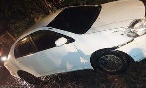 Abandonan vehículo hurtado
