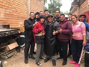 Comerciante entregó más de mil hamburguesas a niños y niñas por San Antonio Ara