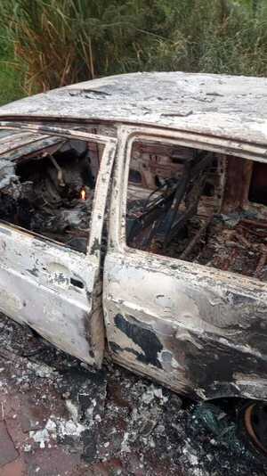 Automóvil ardió totalmente en llamas en General Genes - Radio Imperio