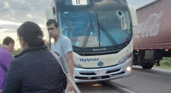 Fallece segunda víctima del impacto de piedra contra parabrisas de un bus - trece