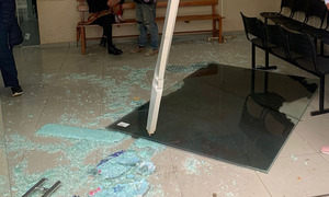 Niño manipulaba un vehículo y terminó chocando contra una pared de blindex del Hospital Distrital de Caaguazú - OviedoPress