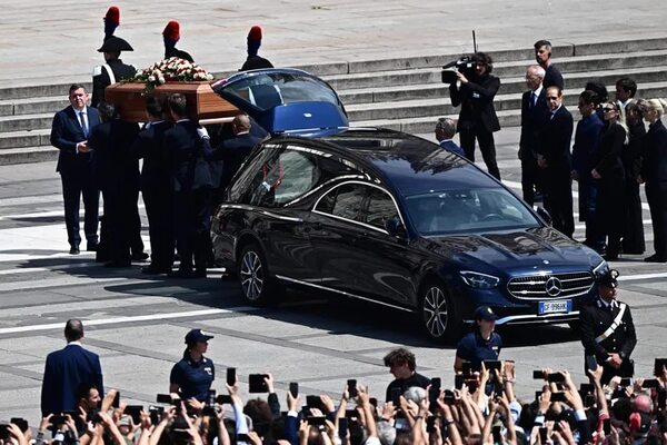 La despedida de los 5 hijos de Berlusconi: “Gracias por la vida, gracias por el amor” - Mundo - ABC Color