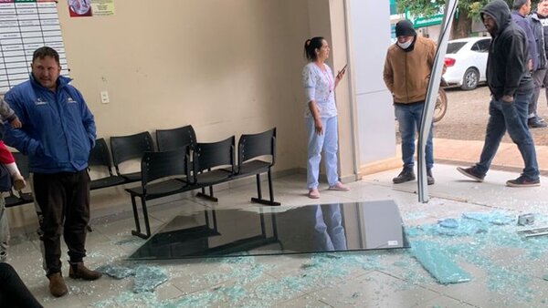 Desgracia con suerte: Niño de 9 años manipula vehículo y atraviesa vidrio de un hospital