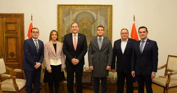 La Nación / Primeros designados de Santiago Peña iniciaron la transición ministerial