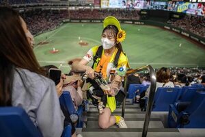 Vendedora ambulante de cerveza en los estadios de Japón, una profesión polémica - Estilo de vida - ABC Color