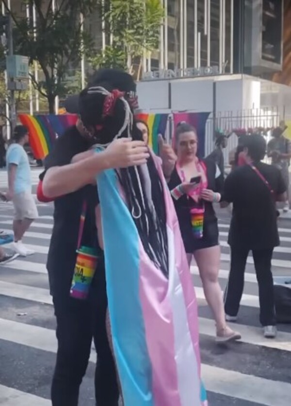 Pastor argentino se pone a dar abrazos en la Marcha del Orgullo LGBTI en Brasil