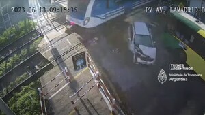 Diario HOY | VIDEO| conductora se salva por segundos de ser arrollada por un tren