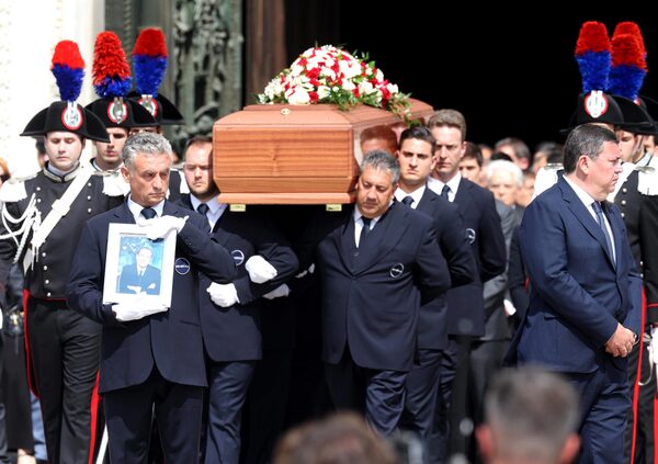 Miles de personas despidieron al expremier Berlusconi en Milán - .::Agencia IP::.