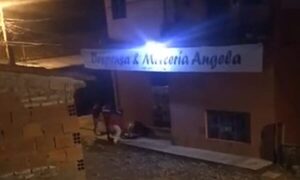 Dos personas fueron a la despensa y recibieron balazos: quedó herido un menor