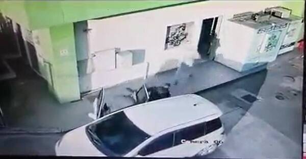 [VIDEO] Grabaron cómo tres malevos pelaron una estación de servicio