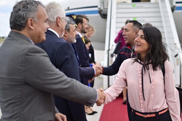 A su llegada a Alemania, Petro destaca la importancia del uso de energías renovables - .::Agencia IP::.