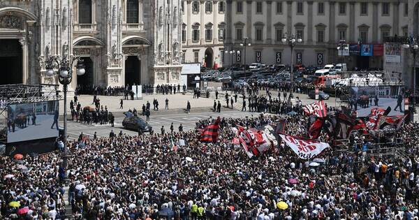 La Nación / Masiva concurrencia en funeral de Silvio Berlusconi