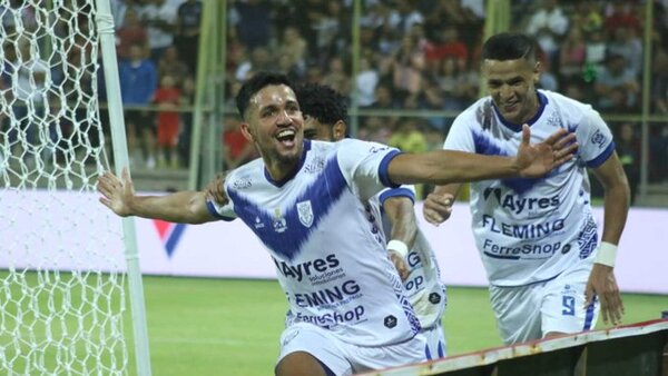 Juan Pablo asume y llega con un delantero
