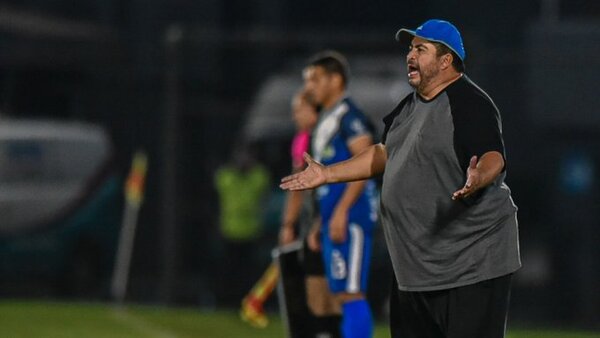 Denuncia que quieren llevar a sus atletas y DT