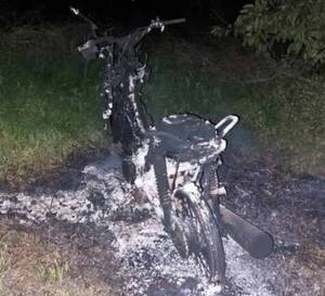 Amenazan a una doña luego de robar y quemar su moto