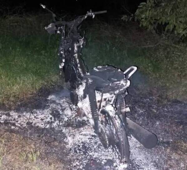 Amenazan a una doña luego de robar y quemar su moto