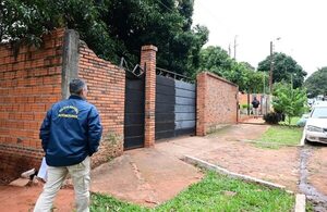Policía espera desde hace 10 horas actuación fiscal para allanar posible desarmadero en Ñemby - Policiales - ABC Color