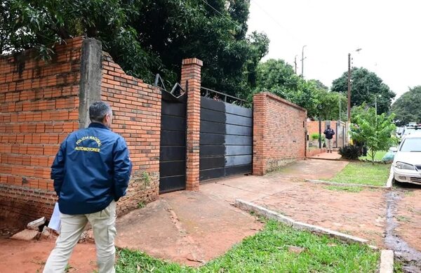 Policía espera desde hace 10 horas actuación fiscal para allanar posible desarmadero en Ñemby - Policiales - ABC Color