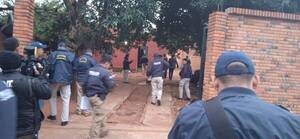 [VIDEO] Policía esperó 10 horas una orden de allanamiento para vichear desarmadero en Ñemby