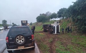 Vuelco de camión sobre la Ruta PY07 deja daños materiales