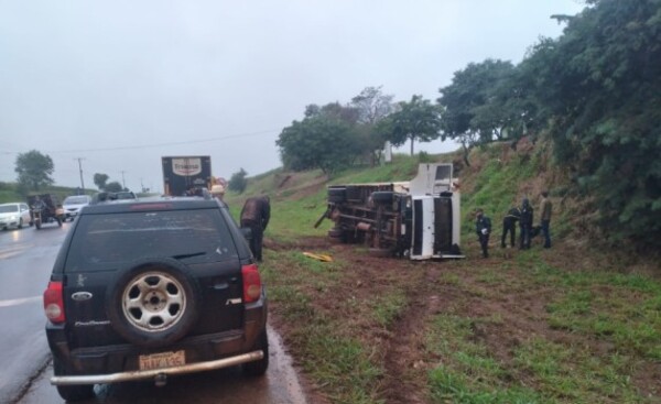 Vuelco de camión sobre la Ruta PY07 deja daños materiales