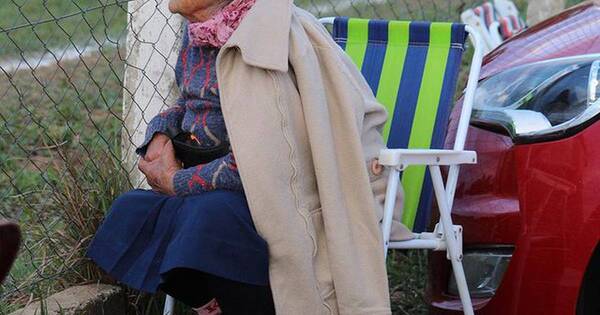 La Nación / ¡Fan número 1! Abuelita de Misiones no se pierde un solo partido de su nieto