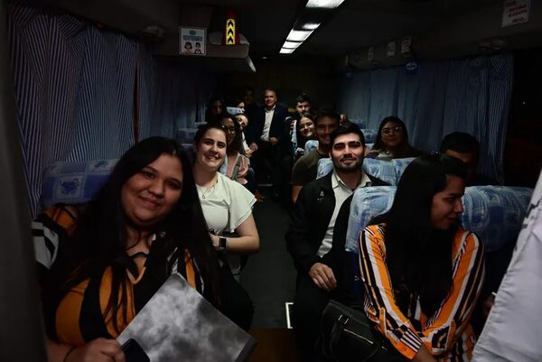 Bus universitario: centro de estudiantes califica de buena experiencia - Economía - ABC Color