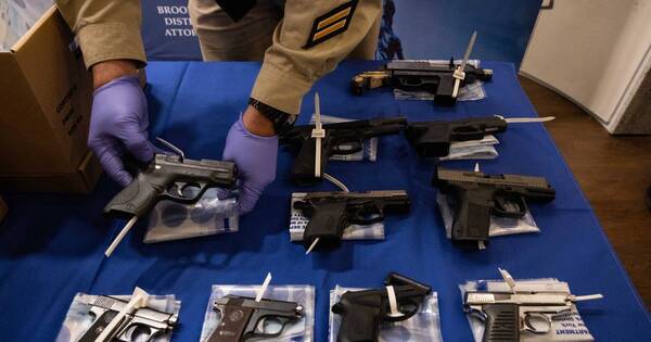 La Nación / Decomisan casi 2.000 armas que iban a México