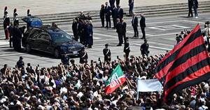 La Nación / Miles de personas rinden homenaje a Berlusconi