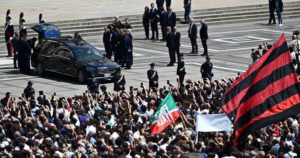 La Nación / Miles de personas rinden homenaje a Berlusconi