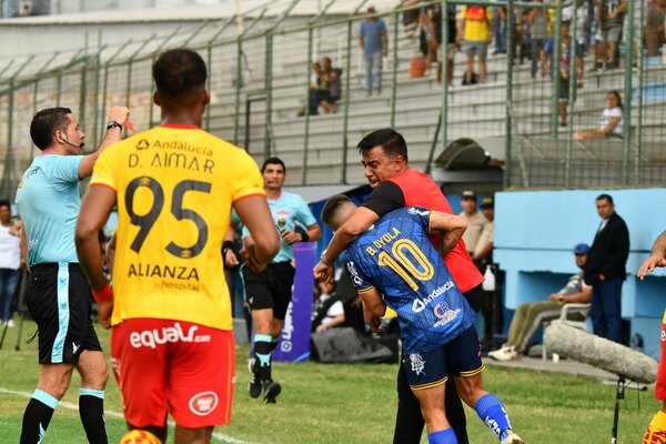 Diario HOY | 14 meses de suspensión para César Farías