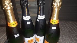 Joven madre entró a súper y trató robar vino chuchi, pero le pillaron